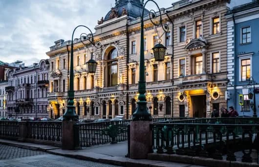 железный мост через узкий канал и красивые дома