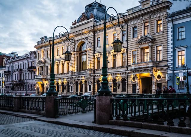 железный мост через узкий канал и красивые дома