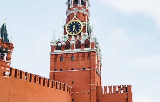 кирпичиная стена  с башней и часами