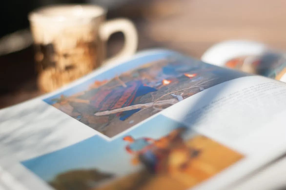 книга с кружкой на фоне