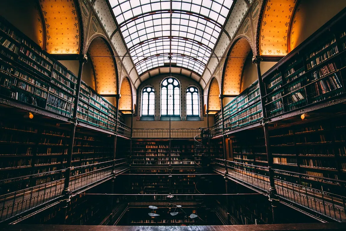 Несколько этажей с книгами по разные стороны