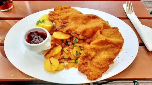 на тарелке шницель с картошкой
