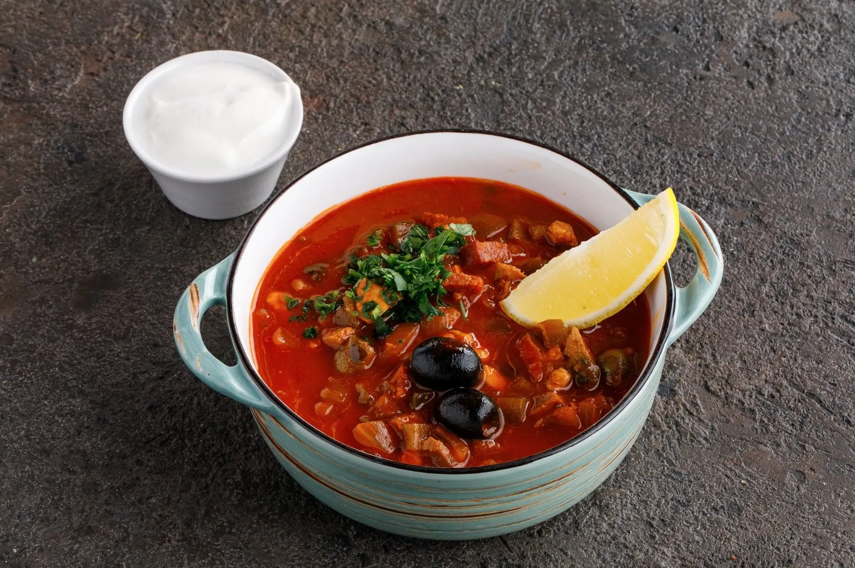 Красный суп с лимоном, мясом